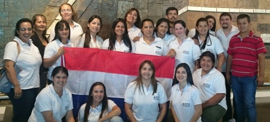 Docentes a Francia en escala em Madrid (primero a la der de camiseta roja Florencio Brisuela)