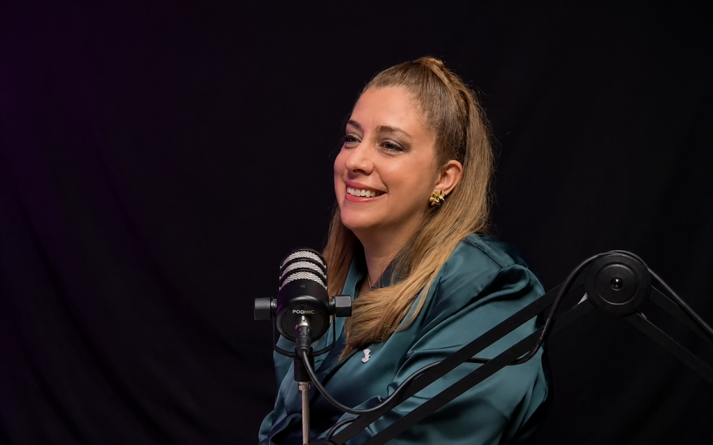 Claudia Palazón Backstage, conduciendo el podcast